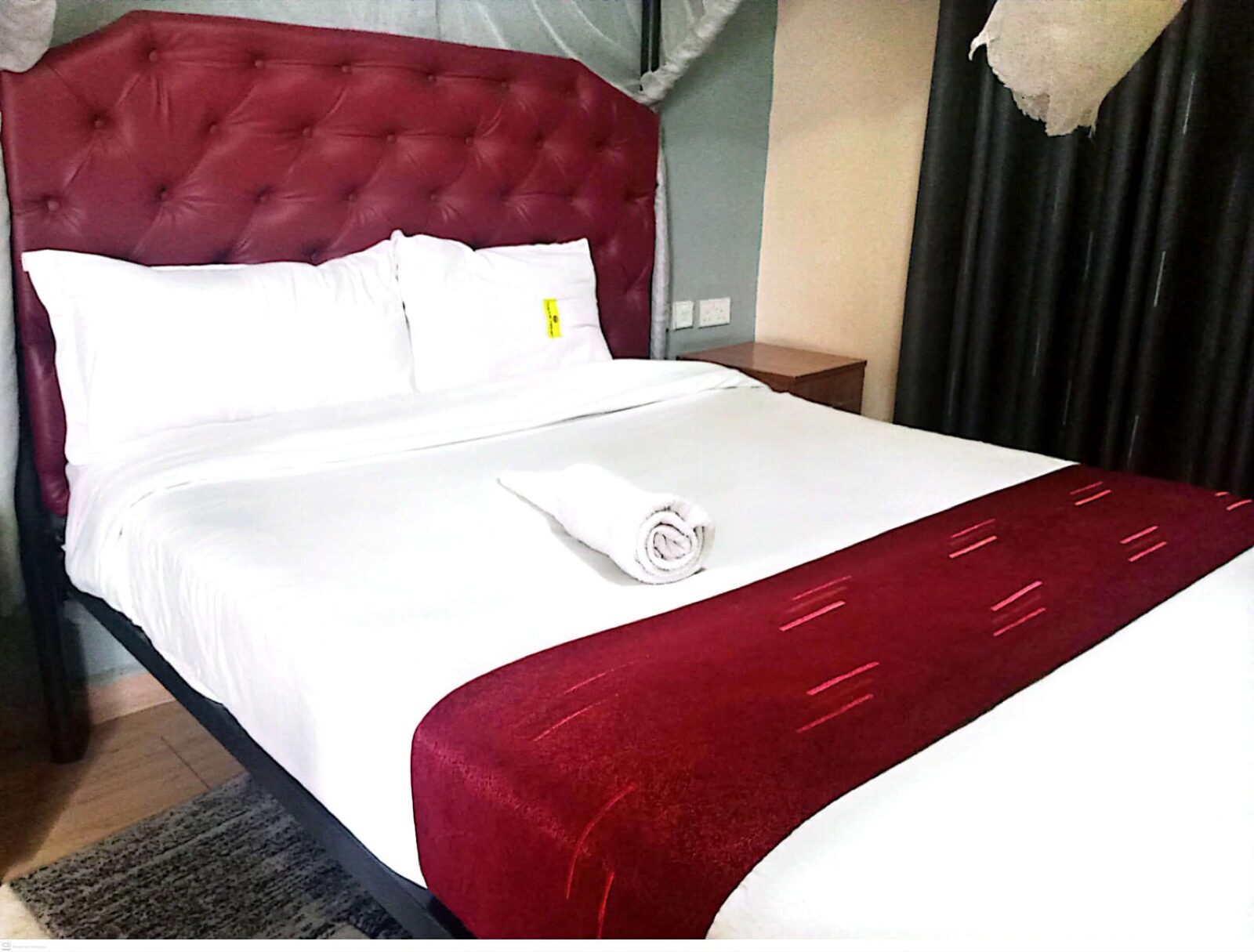Double room with tufted headboard Toque Hotel