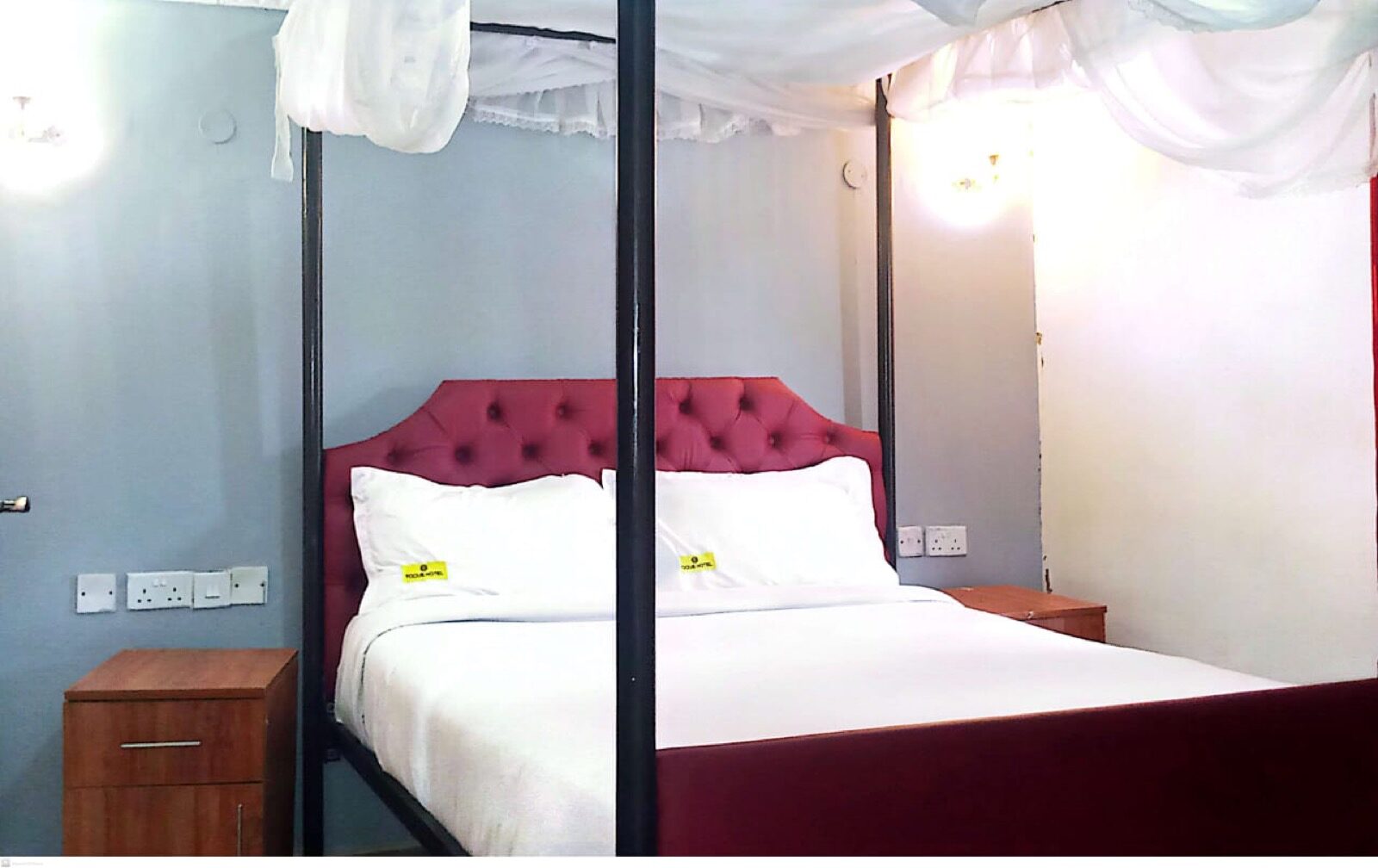 Four-poster bed with mosquito net executive room Toque